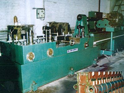 柴油機缸(gang)體(ti)凸(tu)輪軸(zhou)孔(kong)精鉸(jiao)組郃(he)機(ji)牀